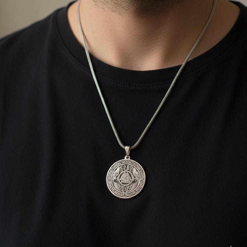Massives 925er Sterlingsilber, oxidierter Silberanhänger, personalisierbare Halskette mit Odins Raben, nordische Mythologie, Valknut-Anhänger, Wikinger-Schmuck, personalisiertes Geschenk, nordisch-heidnisch, skandinavischer Schmuck, heidnische Halskette, individualisierbares Geschenk, geschenkfertig in echter Holzbox, Grußbotschaft für die Holzbox möglich