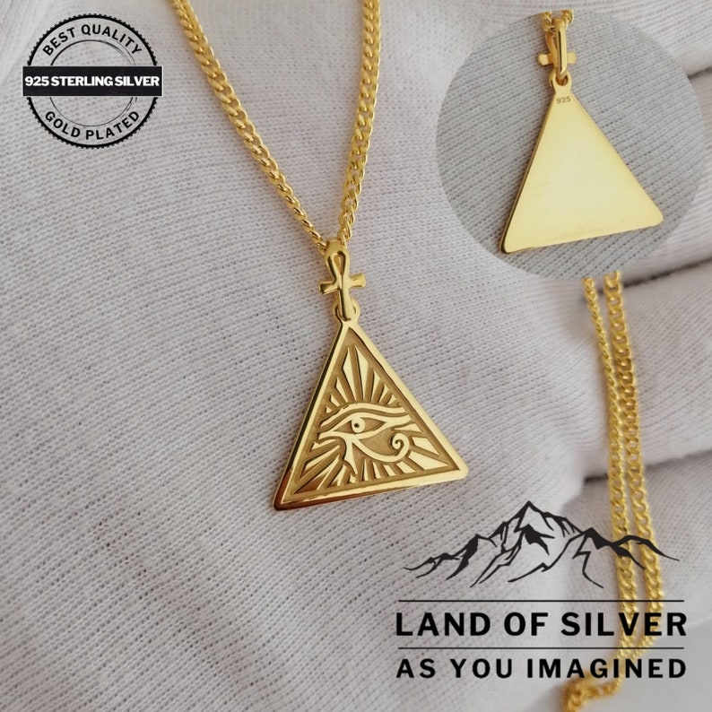 Halskette aus vergoldetem 925er Sterlingsilber mit dem Auge des Horus. Der Anhänger hat ein dreieckiges Design, das ein Auge sowie ein kleines Ankh-Symbol im oberen Bereich integriert.
Die Rückseite des Anhängers kann mit einem Namen, einem Datum oder einer kurzen Botschaft personalisiert werden.