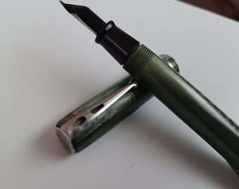 Esterbrook 9668 Dollar Fountain Pen Green Lever Fill Pre WW2 II 1934–1942 has a flat-top design, a two-hole clip, and a flat-bottomed barrel