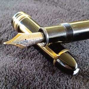 MontBlanc Meisterstuck 149 fountain pen is in MINT condition white star emblem Big and Fat like a Cigar Estate Sale Find Not tested 14K Nib