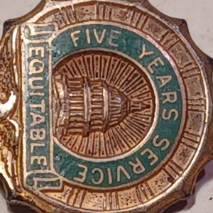 EQUITABLE Sterling 5 Year Pin Award Capitol Dome Gold on Green Service Pinback K 2.34g Grams Gas Holdings financial services Life AXA