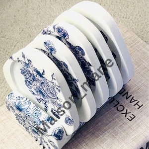 Vintage Floral Jesmonite Coasters Set of 5 – Handmade Blue and White Drink Coasters with Holder – Cottagecore Coffee Table Decor