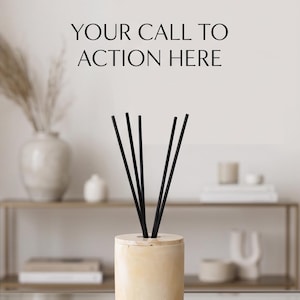 Puede incluir: Un difusor de varillas cilíndrico de piedra beige con acabado liso y tapa plana, que contiene cinco varillas negras finas dispuestas en abanico. El texto "YOUR CALL TO ACTION HERE" está impreso en negro en la parte superior central de la imagen.
