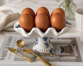 Bandeja para huevos con pedestal vintage / Soporte para huevos / Decoración del hogar / Regalos / Cocina elegante / Soporte para huevos floral / Decoración rústica / Minimalista