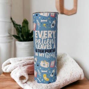Gobelet vétérinaire, chaque patient laisse une empreinte de patte dans mon coeur gobelet vétérinaire, cadeau vétérinaire, tasse vétérinaire, cadeau pour un vétérinaire