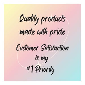Puede incluir: Una cita motivacional sobre un fondo degradado rosa y azul. La cita dice "Productos de calidad hechos con orgullo. La satisfacci&oacute;n del cliente es mi prioridad n&uacute;mero 1."