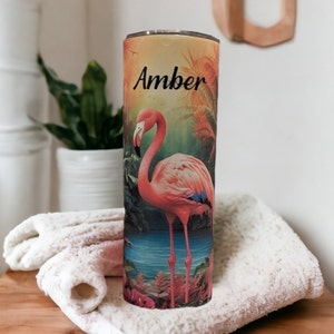 Beau gobelet flamant rose avec un flamant rose entouré de fleurs tropicales, un cadeau idéal pour quelqu'un qui aime les flamants roses