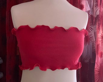 Crop top bandeau à ourlet ondulé ou lettuce hem