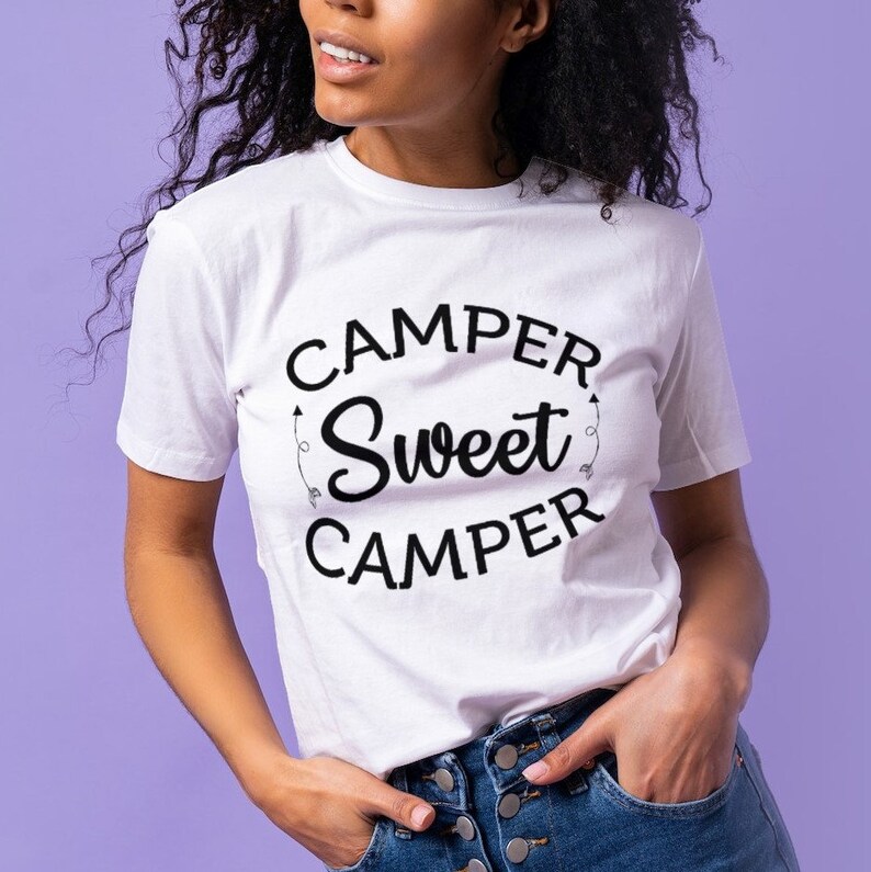 Puede incluir: Camiseta blanca con texto negro que dice "Camper Sweet Camper" con flechas a cada lado de la palabra "Sweet".