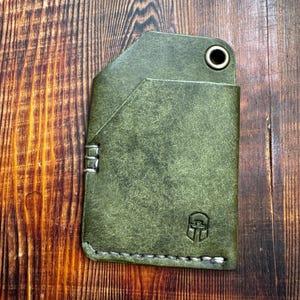 La billetera delgada con bolsillo frontal para tarjetas Voyager está hecha de cuero genuino de grano completo curtido vegetal para 8 tarjetas y algo de efectivo