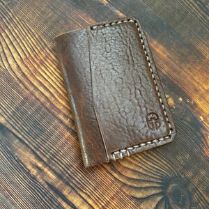 Billetera minimalista de tres bolsillos Drifter. Mini billetera plegable delgada y liviana para guardar tarjetas y efectivo. Tiene capacidad para 8 tarjetas y algo de efectivo.