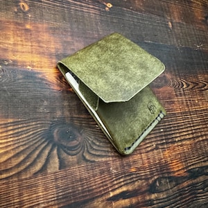 Cartera con solapa y bolsillo frontal Gunslinger de piel italiana curtida vegetal de grano completo de Badalassai Carlo Lock Ness para efectivo y tarjetas