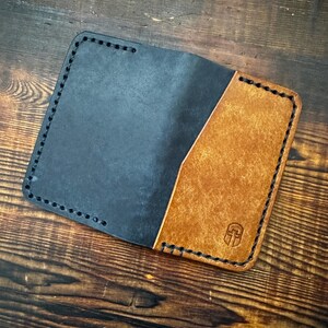Billetera minimalista de tres bolsillos Drifter. Mini billetera plegable delgada y liviana para guardar tarjetas y efectivo. Tiene capacidad para 8 tarjetas y algo de efectivo.