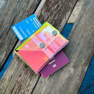 Funda para pasaporte, funda holográfica para pasaporte, billetera iridiscente para pasaporte, funda delgada para pasaporte, billetera de viaje para pasaporte, regalos de viaje, Jellypass