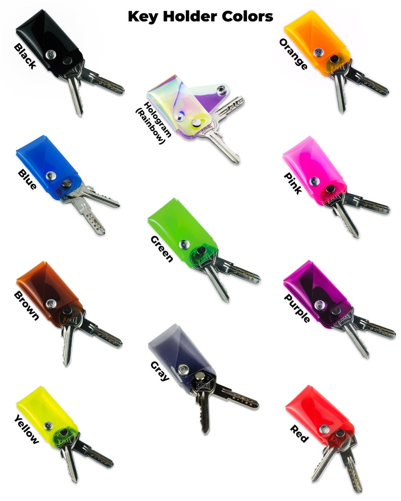 Puede incluir: Colores de porta llaves: negro, azul, holograma (arco&iacute;ris), naranja, marr&oacute;n, verde, rosa, amarillo, gris, morado y rojo. Cada porta llaves est&aacute; hecho de pl&aacute;stico transparente y tiene un cierre de presi&oacute;n met&aacute;lico.