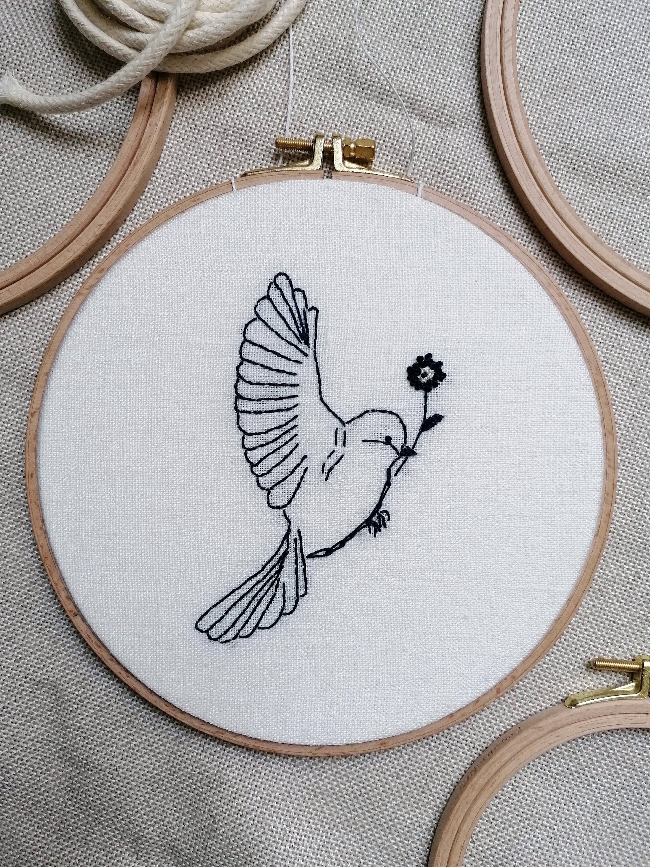 Broderie Moderne - Oiseau Tenant en Son Bec Une Fleur Fait Main Handmade Embroidery