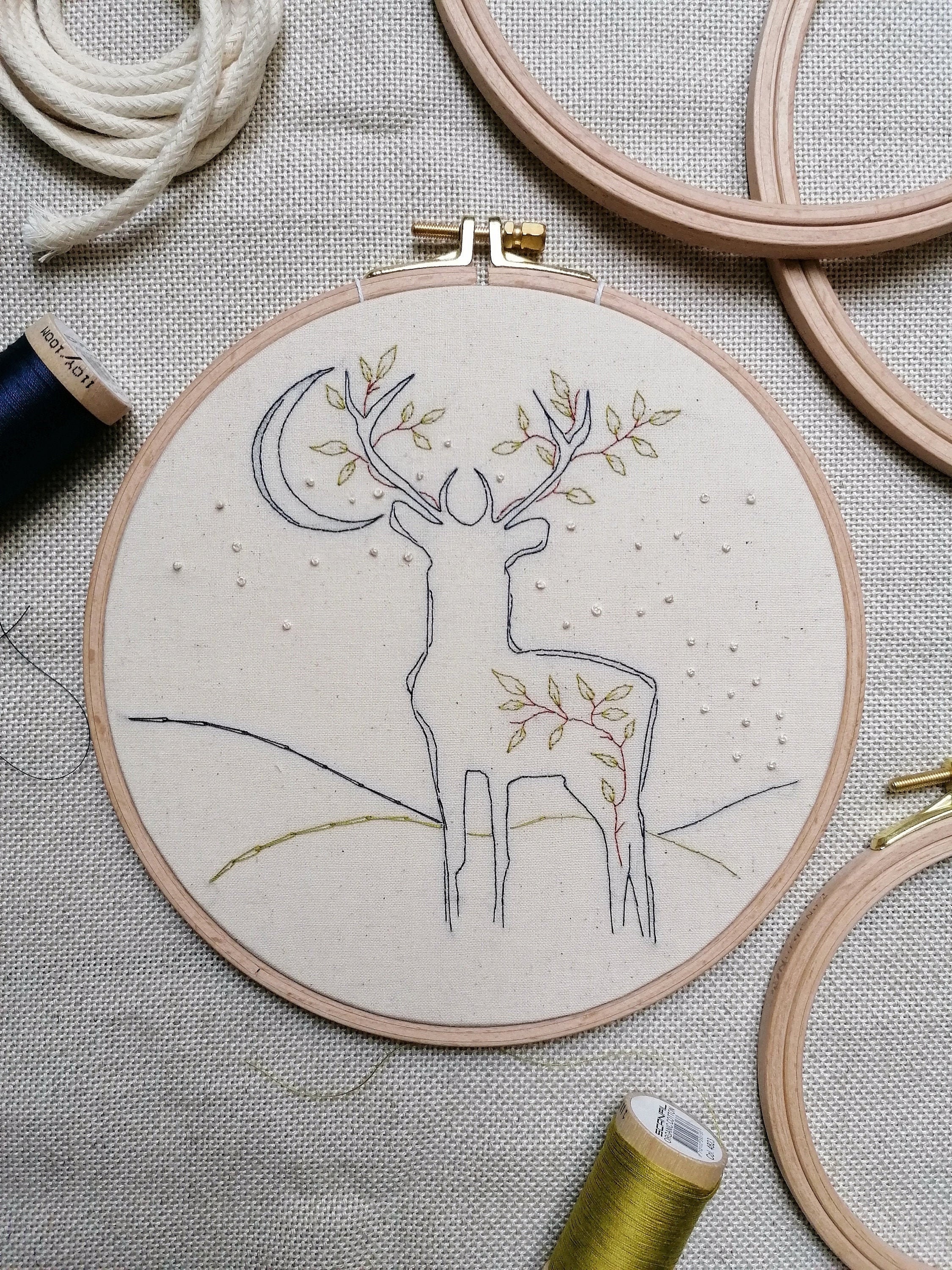 Broderie Moderne - Cerf Aux Bois Portant Des Feuilles Fait Main Handmade Embroidery