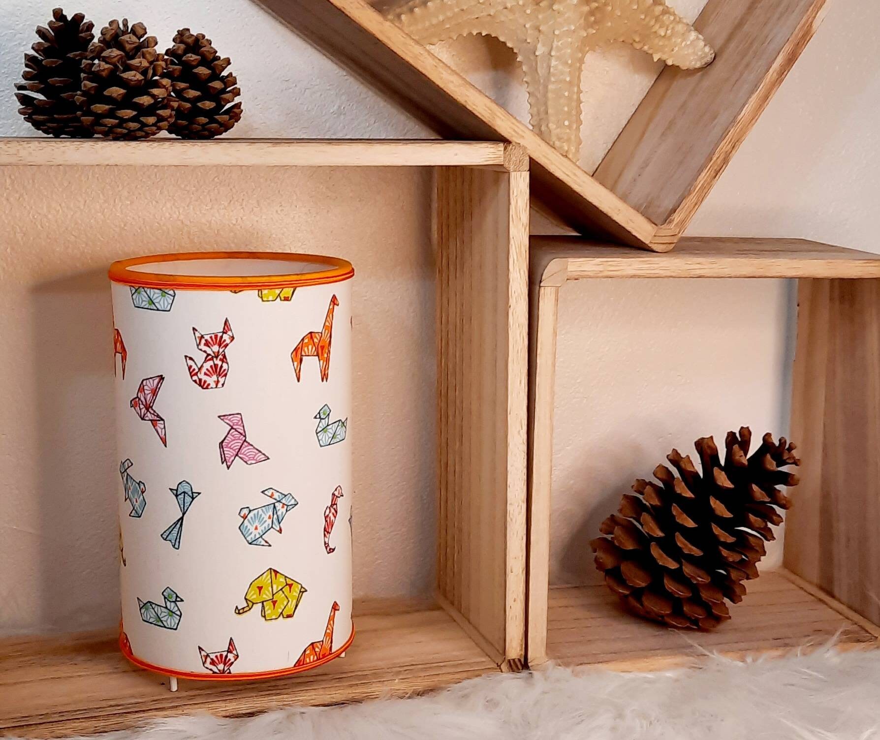 Lampe à Poser Fabriquée en France de Forme Cylindrique Tissu Coton Motif Origami et Animaux Stylisés