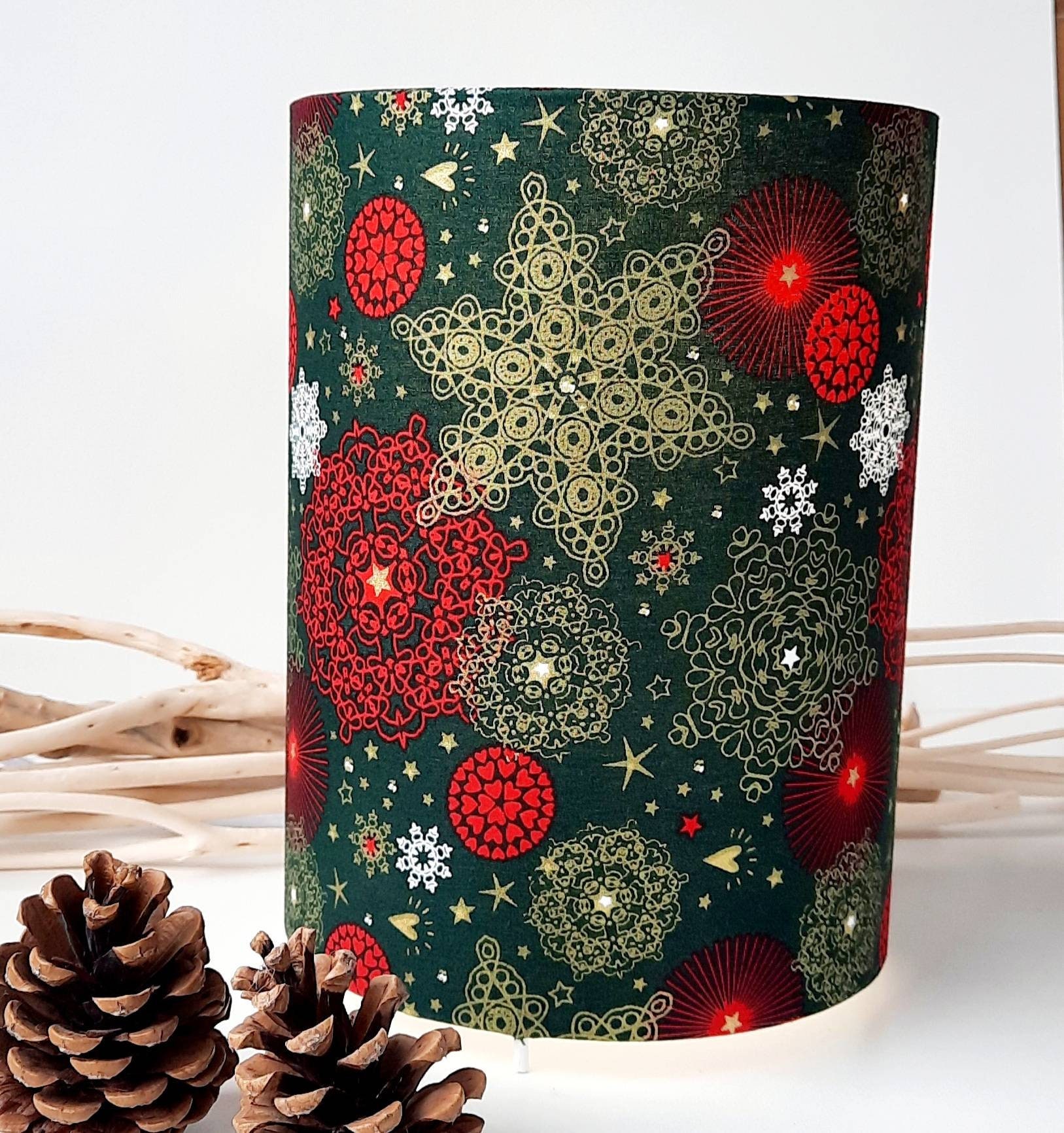 Lampe à Poser Forme Cylindrique en Tissu Coton Motifs Mandalas et Étoiles Fond Vert Rouge Doré