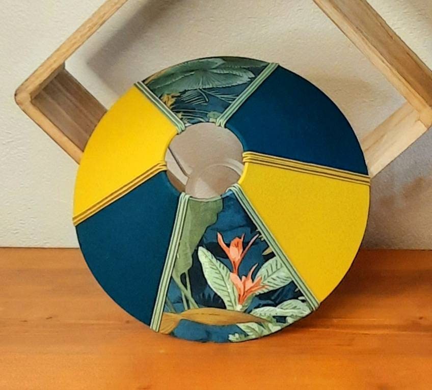 Abat-Jour Fabriqué en France Forme Conique Tissu et Papier Peint Motif Jungle avec Végétation Oiseau