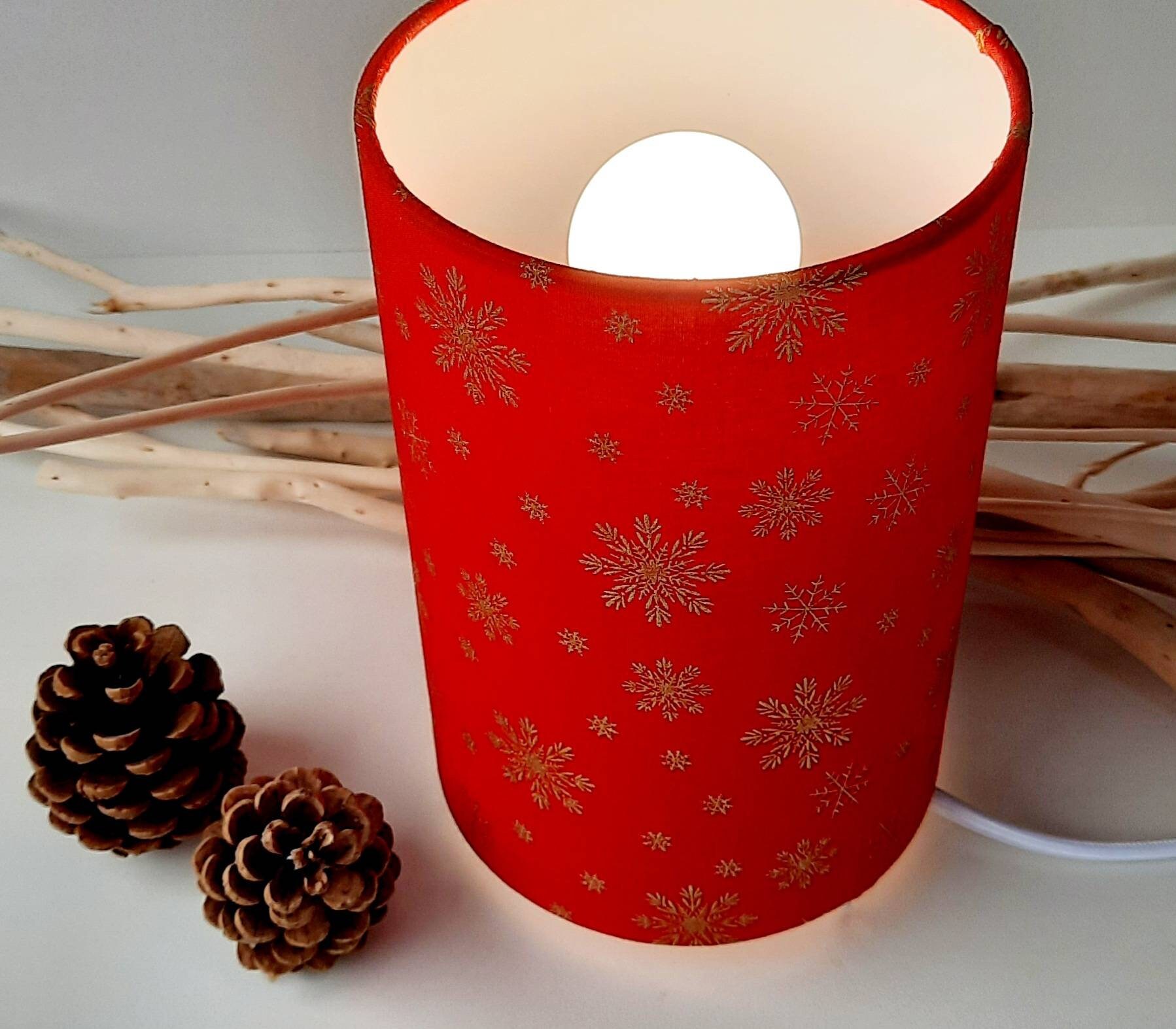 Lampe à Poser Fabriquée en France Forme Cylindrique Esprit Noel Fond Rouge et Motif Étoiles Or Tissu