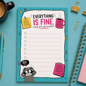 以下が含まれることがあります： 「EVERYTHING IS FINE」や「(I MEAN, WHAT COULD GO WRONG?)」という文字が書かれたティールカラーのメモ帳。ピンクの罫線が入ったチェックリスト、アライグマのイラスト、そして「SMILING THROUGH THE CHAOS」や「IT'S FINE」と書かれた付箋風のグラフィックがデザインされています。