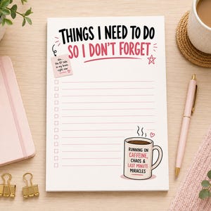Peut inclure: Un bloc-notes en papier blanc avec le texte noir et rose 'THINGS I NEED TO DO SO I DON'T FORGET'. Il présente un graphique de post-it rose, une liste de contrôle et une illustration de tasse à café avec le texte 'RUNNING ON CAFFEINE, CHAOS & LAST MINUTE MIRACLES'.