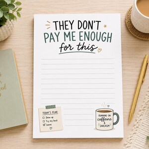 Peut inclure: Un bloc-notes blanc à lignes horizontales portant le texte "THEY DON'T PAY ME ENOUGH FOR THIS" en vert foncé et noir. Il comprend une petite liste de contrôle "TODAY'S PLAN" et un dessin de tasse à café avec l'inscription "RUNNING ON CAFFEINE & SARCASM."