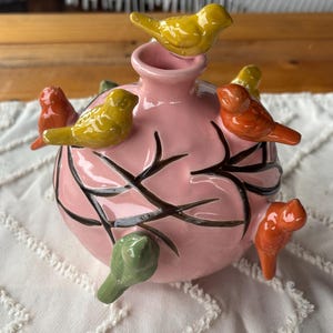 Vaso | Ceramica | Colorato | Uccelli | Decorazione per la casa | Composizione di fiori secchi fatti a mano in un vaso di ceramica con uccelli – Decorazione primaverile