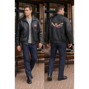 Puede incluir: Una chaqueta bomber de cuero negro con un pequeño parche de la bandera estadounidense en el pecho izquierdo y un gran gráfico bordado de un águila con una bandera estadounidense en la espalda, combinada con una camiseta gris, vaqueros azul oscuro y zapatos negros.