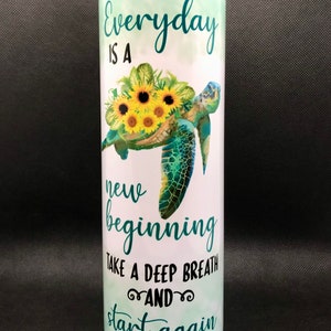 Sonnenblume und Meeresschildkröte, Everyday Is A New Beginning, personalisierter Becher, Geschenk für Sie