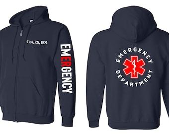 Könnte beinhalten: Dunkelblauer Kapuzenpullover mit Reißverschluss, auf dem Rücken steht "Emergency Department" und auf dem linken Ärmel "Emergency". Auf der Vorderseite des Pullovers steht "Lisa, RN, BSN".