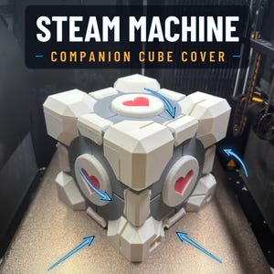 Può includere: Una copertura a forma di cubo bianca e grigia con icone a forma di cuore rosa su ogni faccia. Il testo STEAM MACHINE COMPANION CUBE COVER è visualizzato sopra l'oggetto. Frecce blu puntano verso il cubo, indicando direzioni di montaggio.