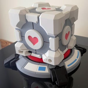 Supporto per Super Pulsante Steam Machine (Grande Pulsante Rosso) / Supporto e Rialzo per console stampati in 3D / Decorazione per Gamer in stile Portal