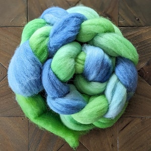 Corriedale Combed Top in Lakeside Light, Corriedale Wool, Corriedale Roving, Fiber for Spinning, Hand Dyed Fiber, Spinning Fiber,Wool Roving