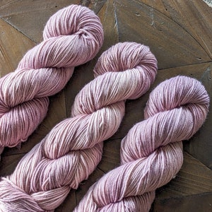 Merino DK Yarn in Lilac, Hand Dyed Yarn, Superwash DK Weight Yarn, Superwash Merino Yarn, DK Sock Yarn, Sweater Yarn, Merino Wool Yarn