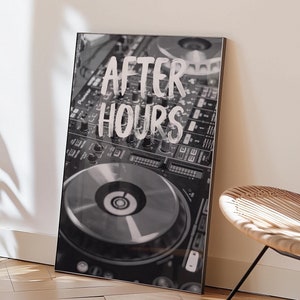 Può includere: Foto in bianco e nero di un mixer DJ con le parole "After Hours" scritte in vernice bianca in alto.
