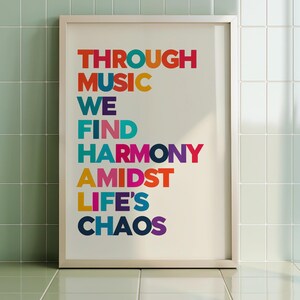 Pu&ograve; includere: Una stampa incorniciata con il testo "Through music we find harmony amidst life's chaos". Il testo &egrave; in una variet&agrave; di colori, tra cui rosso, arancione, giallo, verde, blu, viola e rosa.