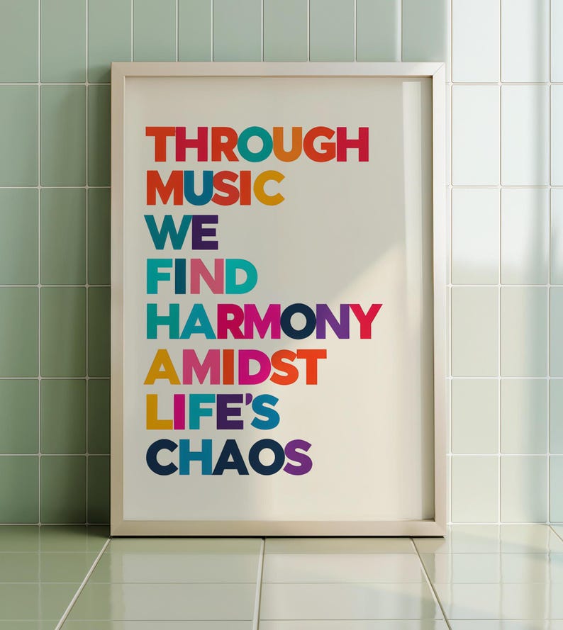 Pu&ograve; includere: Una stampa incorniciata con il testo "Through music we find harmony amidst life's chaos". Il testo &egrave; in una variet&agrave; di colori, tra cui rosso, arancione, giallo, verde, blu, viola e rosa.