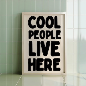 Cool People Live Here Print Cool Wall Art Cool Prints Czarno-białe wydruki Neutralne wydruki Zabawne dekoracje ścienne Funkcjonalne wydruki Funkcjonalne wydruki artystyczne