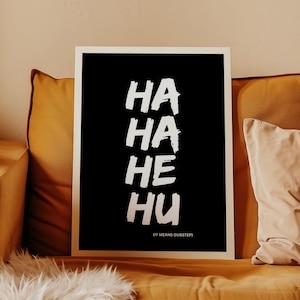 Könnte beinhalten: Schwarz-weißes Poster mit den Worten "HA HA HE HU" in fetter, weißer Schrift. Der Text ist vertikal angeordnet. Unter dem Text steht der Satz "(IT MEANS DUBSTEP)" in kleinerer, weißer Schrift.