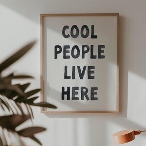 Cool People Live Here Wydrukuj Czarno-biały Wydruk Fajne Wydruki Zabawna Sztuka Ścienna Fajna Dekoracja Ścienna Zabawne Wydruki Odlotowe Wydruki Cytaty Sztuka Ścienna