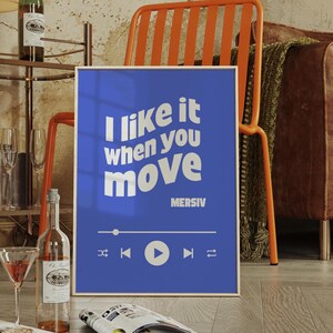 Peut inclure: Une affiche bleue avec du texte blanc qui dit "J'aime &ccedil;a quand tu bouges" et le nom de l'artiste "MERSIV" en dessous. L'affiche a un bouton de lecture et d'autres commandes de lecteur de musique.