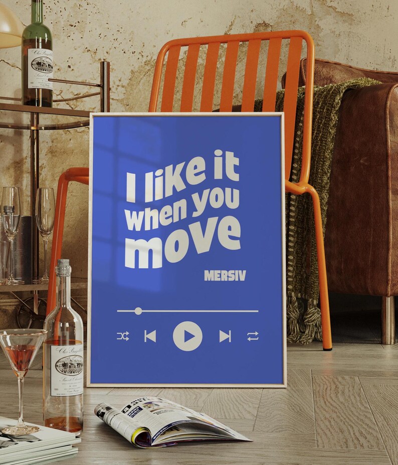 Peut inclure: Une affiche bleue avec du texte blanc qui dit "J'aime &ccedil;a quand tu bouges" et le nom de l'artiste "MERSIV" en dessous. L'affiche a un bouton de lecture et d'autres commandes de lecteur de musique.