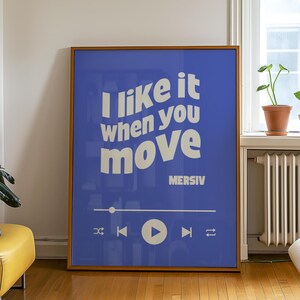 Peut inclure: Une affiche bleue avec du texte blanc qui dit "J'aime &ccedil;a quand tu bouges" et le nom de l'artiste "MERSIV" en dessous. L'affiche a un bouton de lecture et d'autres commandes de lecteur de musique.