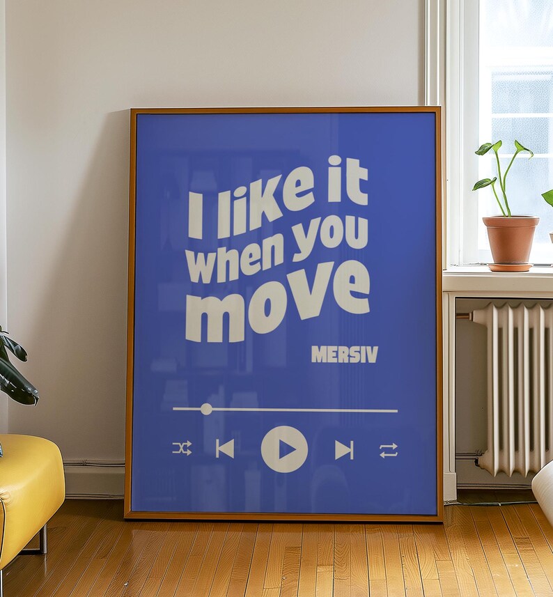 Peut inclure: Une affiche bleue avec du texte blanc qui dit "J'aime &ccedil;a quand tu bouges" et le nom de l'artiste "MERSIV" en dessous. L'affiche a un bouton de lecture et d'autres commandes de lecteur de musique.