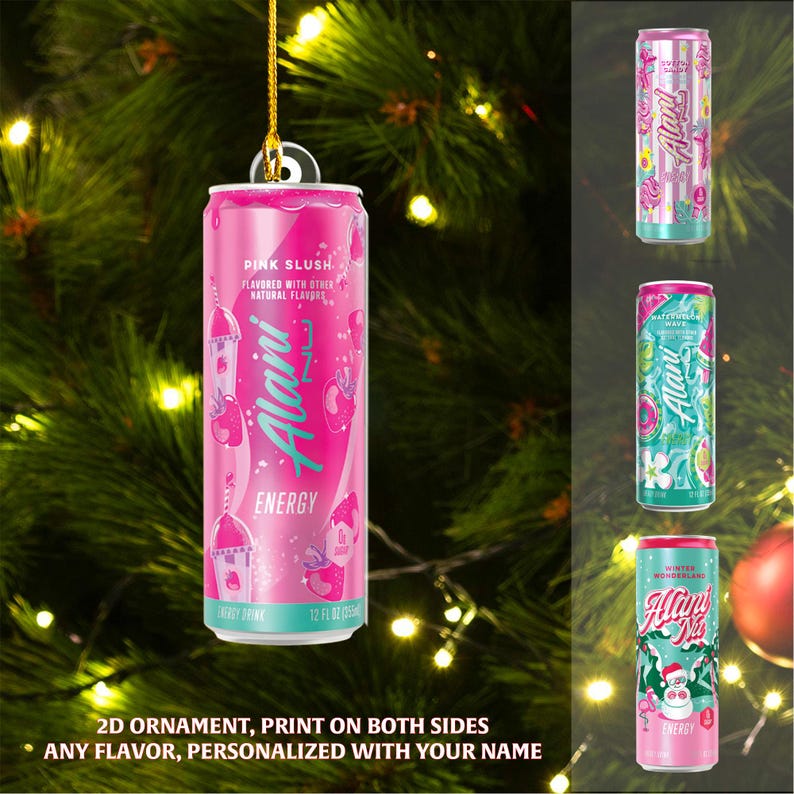 Puede incluir: Un adorno navide&ntilde;o con forma de lata de bebida energ&eacute;tica Alani rosa. La lata lleva la etiqueta "Pink Slush" y "Energy". El adorno cuelga frente a un &aacute;rbol de Navidad. Tambi&eacute;n se muestran latas adicionales con diferentes dise&ntilde;os.