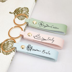 Porte-clés en cuir personnalisé fleur de naissance, nom gravé, cadeau d'anniversaire, cadeau pour elle, cadeaux de demoiselle d'honneur, étiquettes de sac, cadeau de Noël pour maman