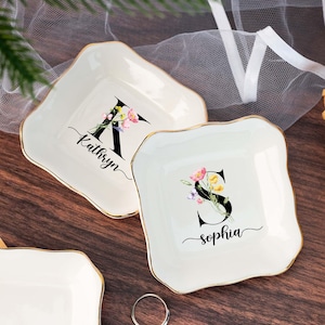Plato de joyería con inicial personalizado, plato de baratijas con nombre y letra personalizado, plato de anillo con monograma, regalo de dama de honor, regalo de cumpleaños para una amiga, regalo para ella