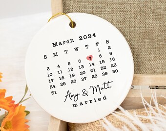 Personalized Couple Name Ornament,Wedding Gift for Couple,Ceramic Wedding Keepsake,Custom Calendar with Names and Date,Wedding Day Gift